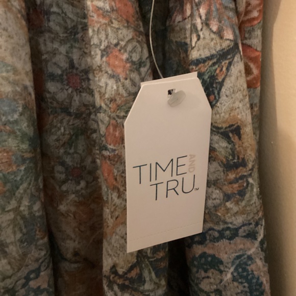 Time And Tru Size XXL (20) Multi Floral Front Twist Sublimation Top - Picture 4 of 7